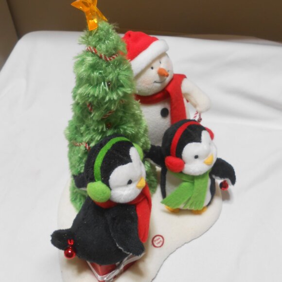 HALLMARK ANIMATED MUSICAL PLUSH PENQUINS SNOWMAN DECOR  ROCKIN AROUND 🎄 WORKS - Picture 8 of 10